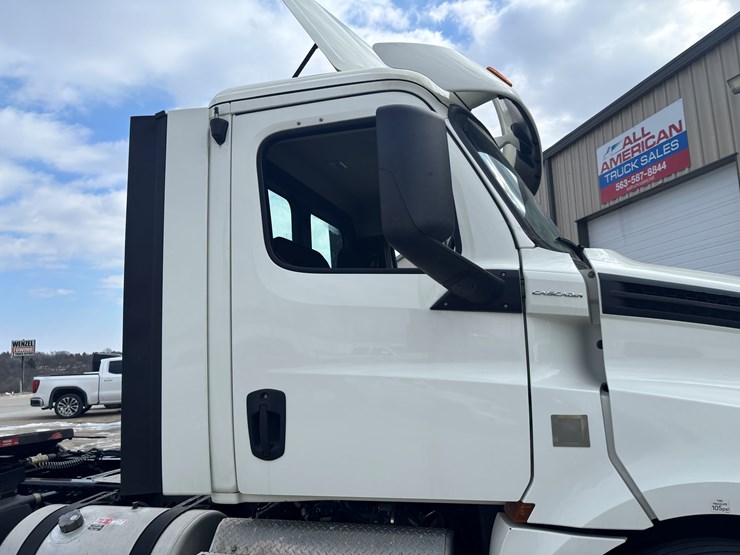 2018-freightliner-cascadia-126-image-16