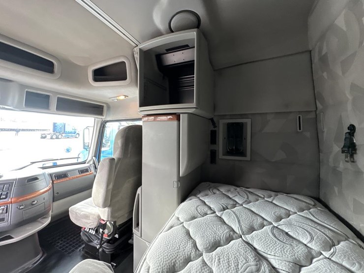 2012-volvo-10-image-51