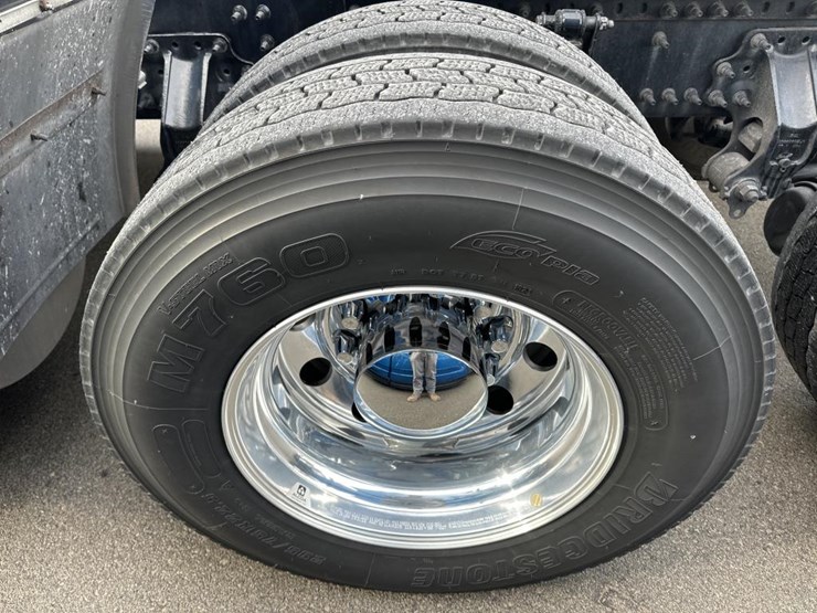 #2226-•-2024-volvo-vnl-sleeper-cab-semi-truck-tractor-image-55