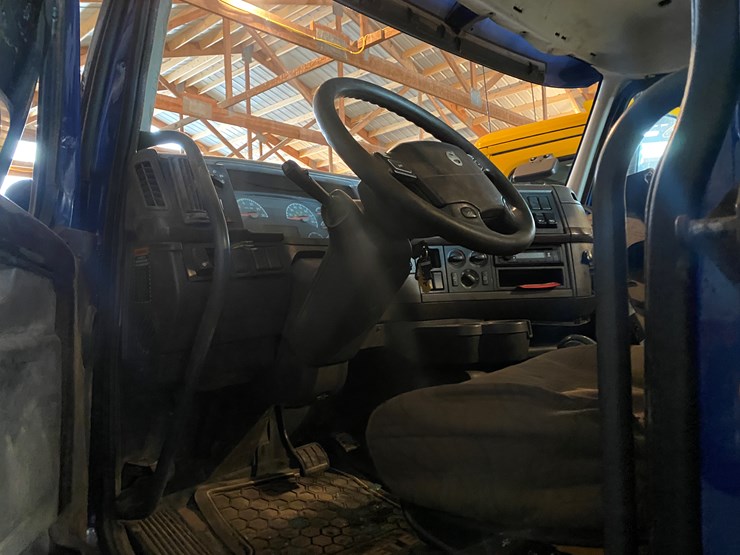 #310-•-2015-volvo-d13-tandem-axle-semi-rolled-over-(has-wi-title)-(algoma,-wi)-image-23