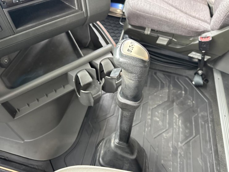 2019-volvo-10-image-47