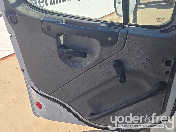 2017-freightliner-m2-106-image-66