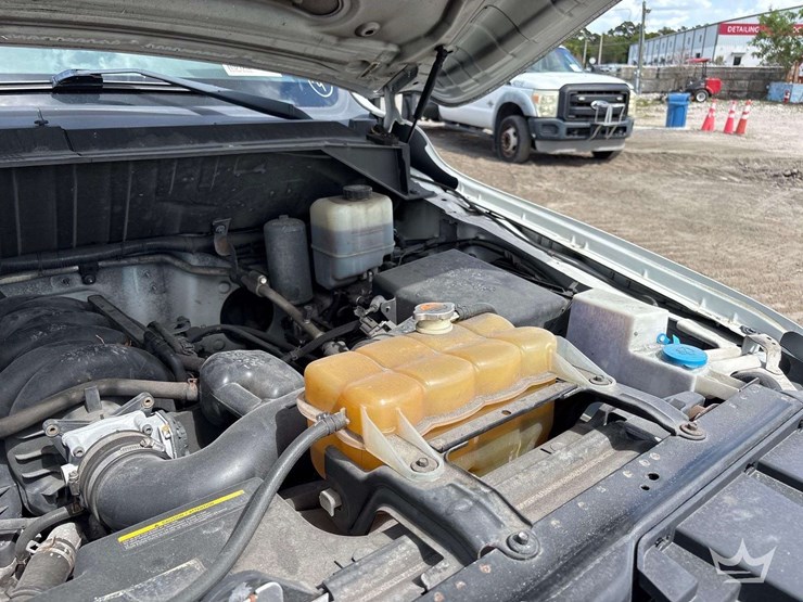 2013-nissan-nv2500hd-image-8