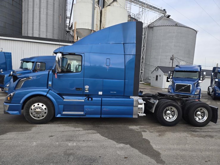 #2231-•-2016-volvo-vnl-sleeper-cab-semi-image-2