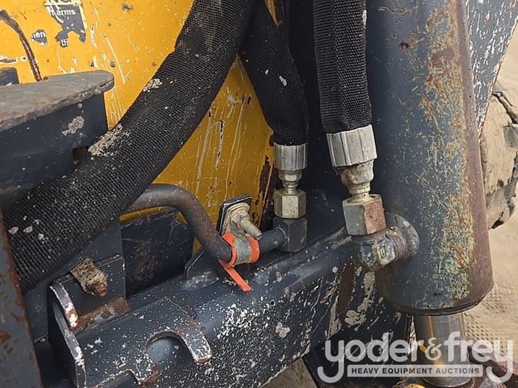 2021-deere-317g-image-35