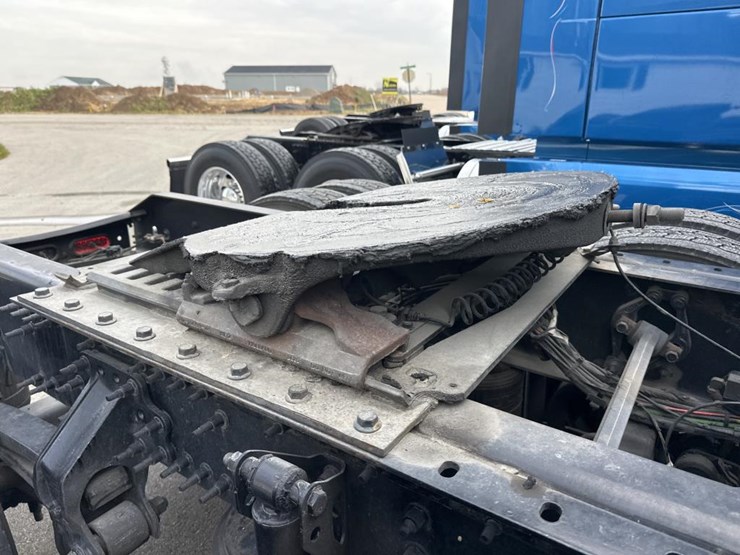 #2226-•-2024-volvo-vnl-sleeper-cab-semi-truck-tractor-image-23