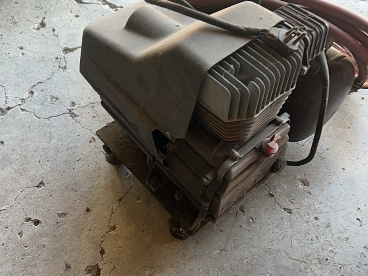portable-carry-along-type-air-compressor-with-hose-image-14
