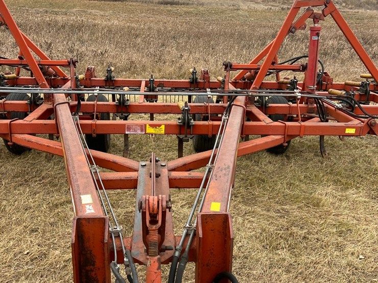 lot-49.-1981-33’-morris-magnum-model-cp-731-chisel-plow-w/3-bar-harrows,-well-maintained-unit,-super-clean-and-straight,-check-photos-image-51