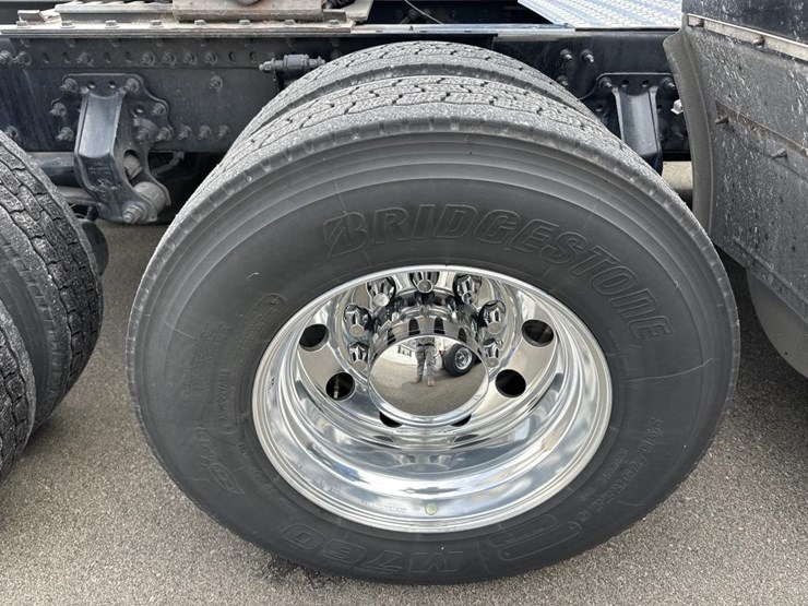 #2226-•-2024-volvo-vnl-sleeper-cab-semi-truck-tractor-image-61