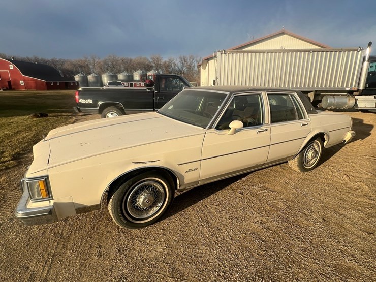 lot-13.-oldsmobile-delta-88-royale-car,-4-dr.,-196,050-mi,-307-v8,--4-speed-automatic-image-1