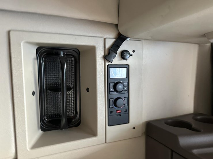 #2231-•-2016-volvo-vnl-sleeper-cab-semi-image-51