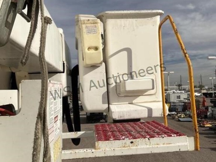 2012-freightliner-m2-106-image-14