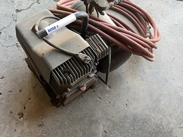 portable-carry-along-type-air-compressor-with-hose-image-18