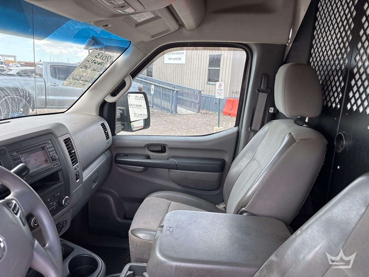 2013-nissan-nv2500hd-image-17