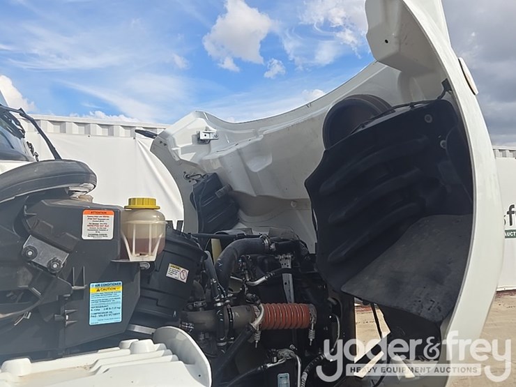 2021-freightliner-m2-106-image-72