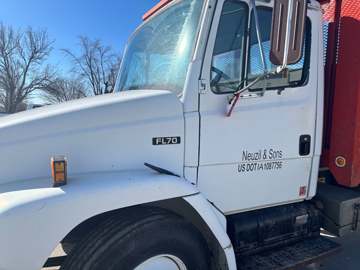 freightliner-fl70-image-8