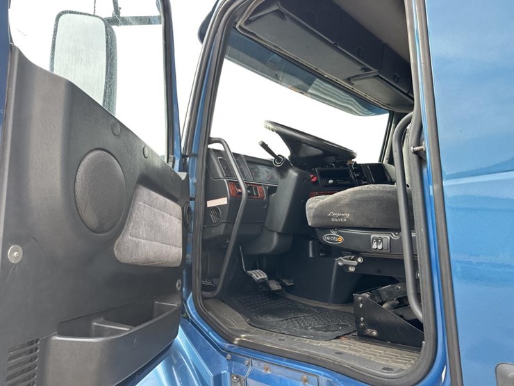 2001-volvo-10-image-41