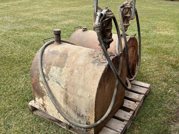 lot-40.-70-gallon-service-tank-with-hand-pump,-stored-inside-(bid-is-for-green-tank)-image-5