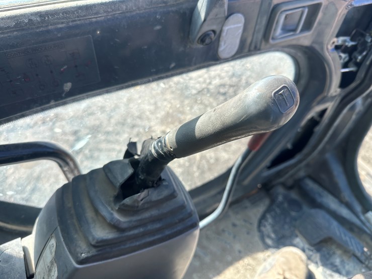 new-holland-eh215-image-49