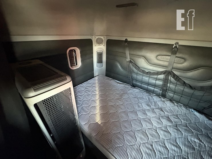 2004-freightliner-columbia-112-image-19