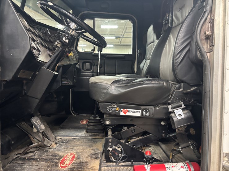 1987-peterbilt-379-image-35