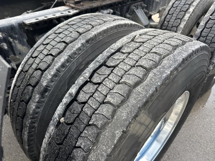 2020-volvo-10-image-56