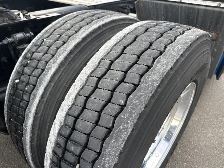 #2224-•-2025-volvo-vnl-sleeper-cab-semi-truck-tractor-image-64