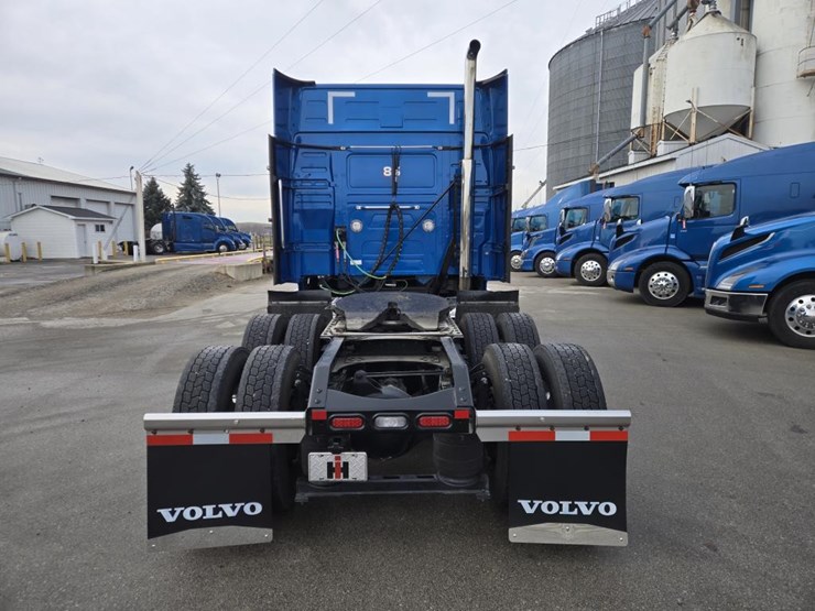 #2226-•-2024-volvo-vnl-sleeper-cab-semi-truck-tractor-image-4