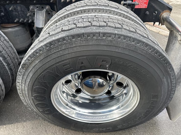 2019-volvo-10-image-58