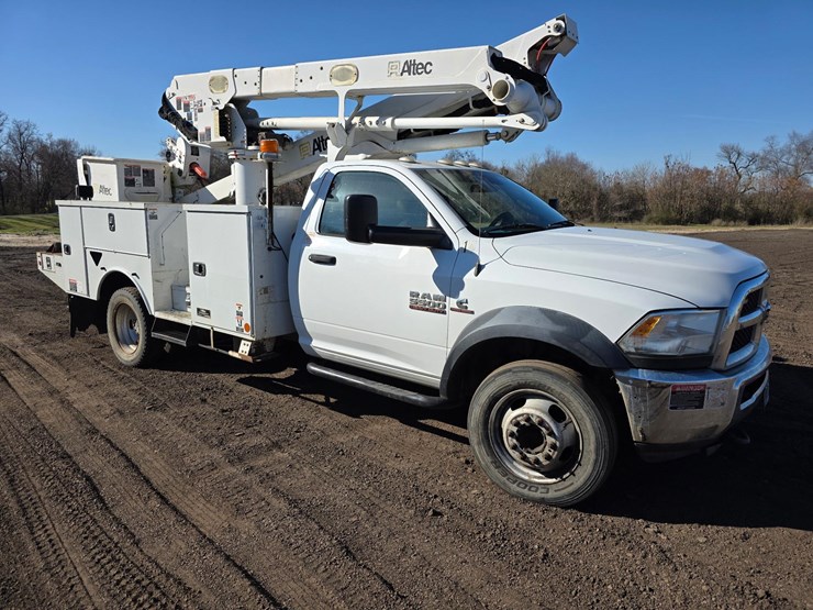 dodge-5500-bucket-truck-image-31