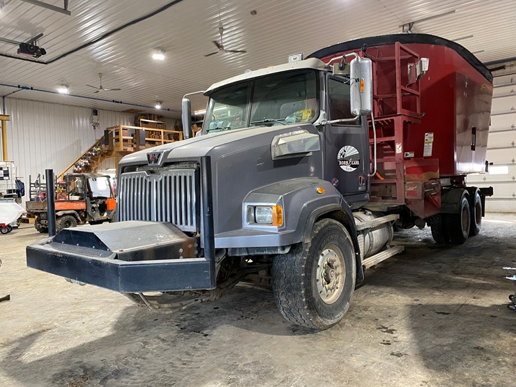 2019-western-star-4700sb-image-1