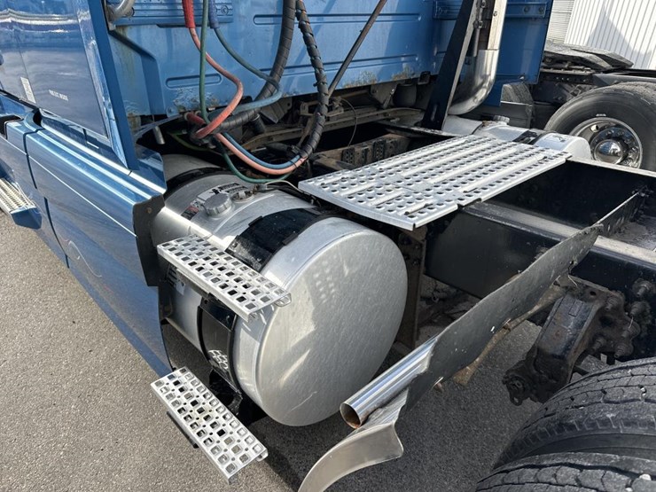 2012-volvo-10-image-13