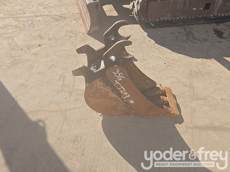 2020-deere-35g-image-31