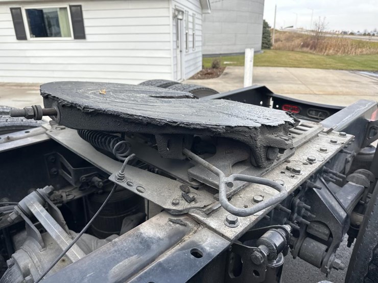 #2226-•-2024-volvo-vnl-sleeper-cab-semi-truck-tractor-image-26