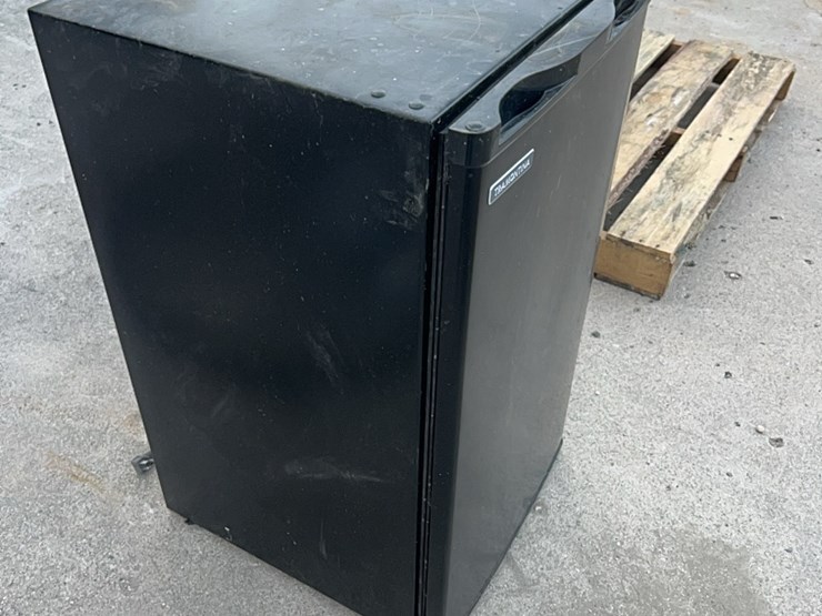 fridge-for-dorm-room,-dryer-shack,-shop,-etc.,-works-good-image-13