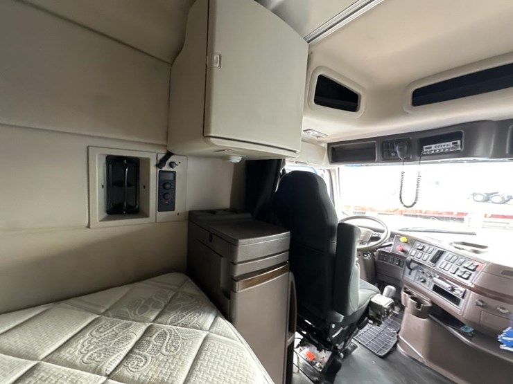 #2231-•-2016-volvo-vnl-sleeper-cab-semi-image-53