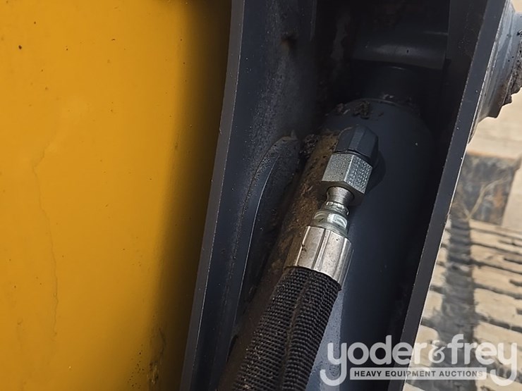 2021-deere-317g-image-44