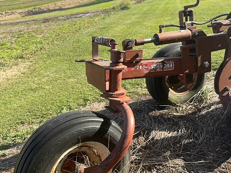 ￼wilrich-eight-bottom-auto-reset-plow,-been-parked-for-a-while,-good-working-unit-when-last-used.-image-4