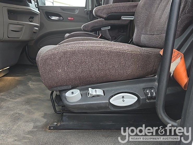 2019-peterbilt-579-image-75