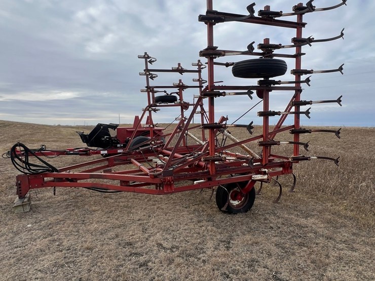 lot-30.-28’-vibrashank-cultivater,-trips-are-all-tight,-was-used-in-front-of-press-drill-image-6