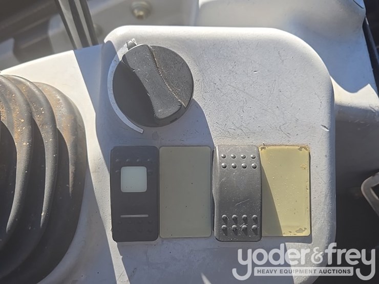 2020-deere-35g-image-71