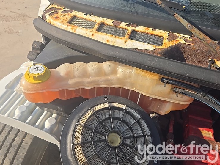 2020-freightliner-m2-106-image-40