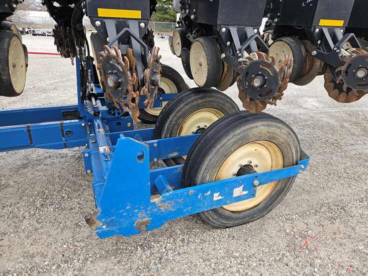 2011-kinze-3600-image-6