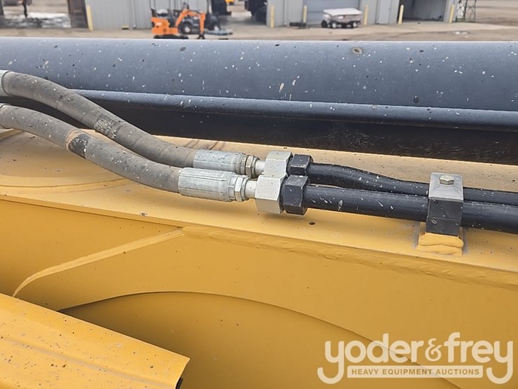 2018-caterpillar-tl1055d-image-36