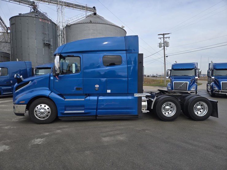 #2226-•-2024-volvo-vnl-sleeper-cab-semi-truck-tractor-image-2