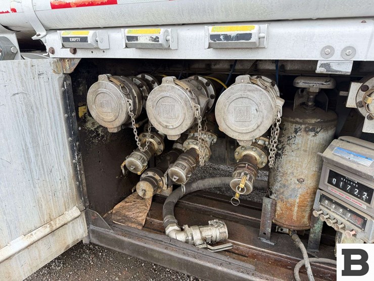 1993-freightliner-fld112-image-31