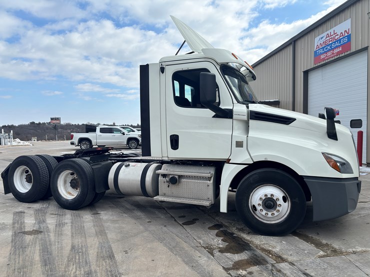 2018-freightliner-cascadia-126-image-5