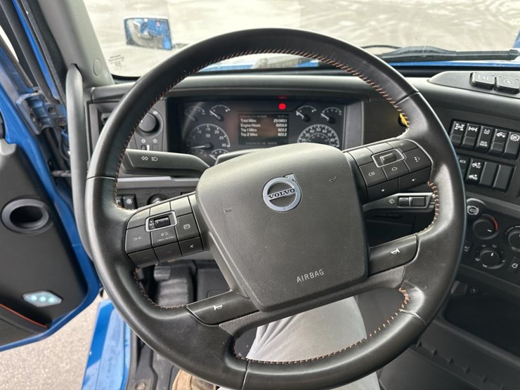 #2225-•-2024-volvo-vnl-sleeper-cab-semi-truck-tractor-image-46