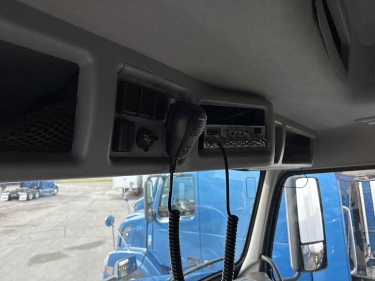 2012-volvo-10-image-48