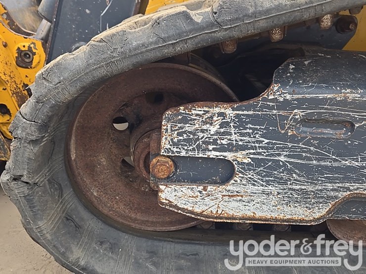 2021-deere-317g-image-12